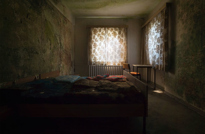 Dạo qua những căn phòng bị bỏ hoang với Roman Robroek | 50mm Vietnam