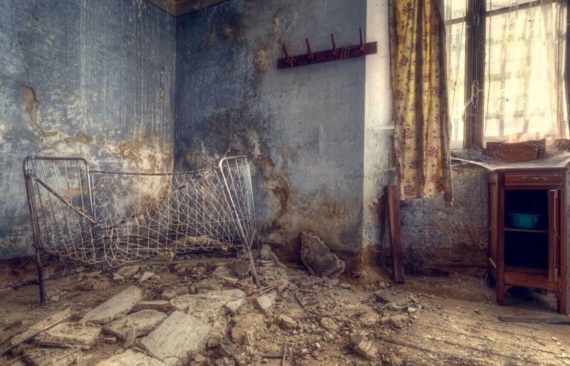 Dạo qua những căn phòng bị bỏ hoang với Roman Robroek | 50mm Vietnam