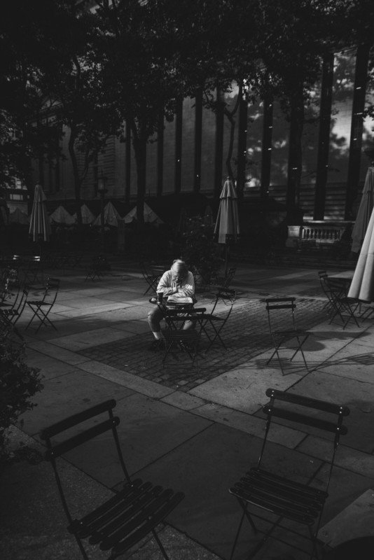 Ảnh bộ: Những chiếc bóng cô đơn tại New York của Luc Kordas