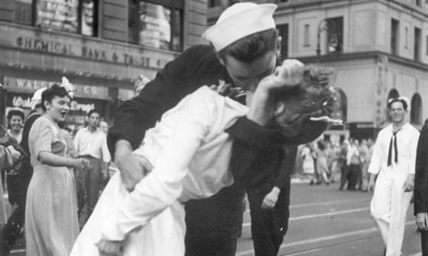 Bí ẩn sau bức ảnh nụ hôn nổi tiếng thời Thế chiến II | 50mm Vietnam