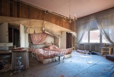 Dạo qua những căn phòng bị bỏ hoang với Roman Robroek | 50mm Vietnam