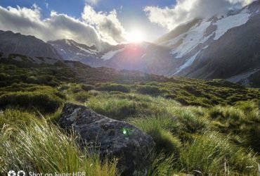 camera trước ẩn trong thân máy và có thể trồi lên khi cần sử dụng