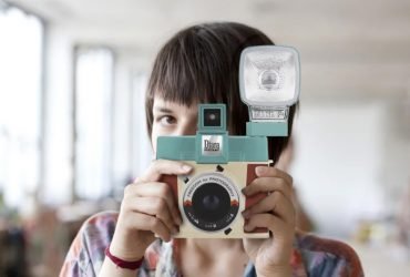 Diana Instant Square: máy ảnh Instax đầu tiên có thể thay ống kính và chân flash Hot-shoe | 50mm Vietnam