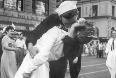 Bí ẩn sau bức ảnh nụ hôn nổi tiếng thời Thế chiến II | 50mm Vietnam